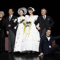 劇団「燐光群」の「憲法くん」の一シーン。親と共に記念撮影をする同性カップル=姫田蘭さん撮影