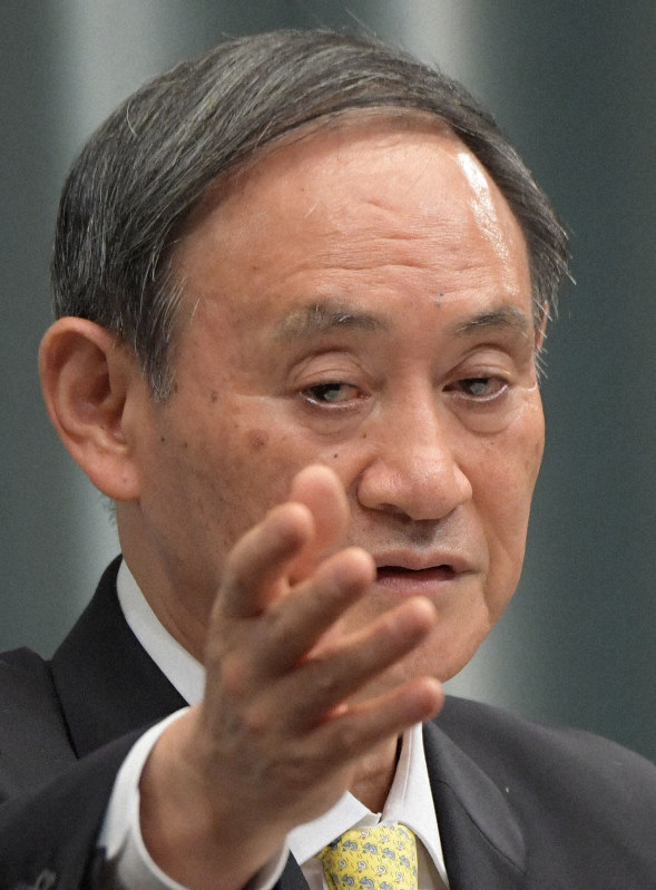 記者会見で質問を受ける菅義偉官房長官=首相官邸で2019年12月11日午前11時24分、川田雅浩撮影
