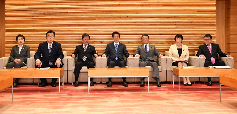 閣議に臨む安倍晋三首相(中央)と閣僚たち=首相官邸で2019年12月10日午前10時3分、大西岳彦撮影