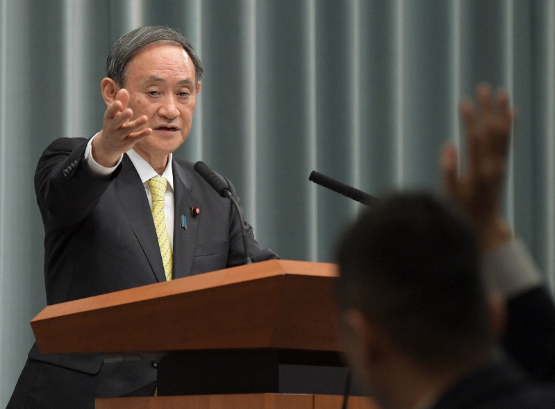 11日午前の記者会見で質問を受ける菅義偉官房長官=首相官邸で2019年12月11日午前11時24分、川田雅浩撮影