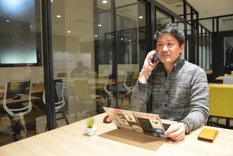 コワーキングスペースでリモートワークに取り組む日本航空の東原祥匡さん=東京都中央区で2019年11月21日午後6時5分、高橋祐貴撮影