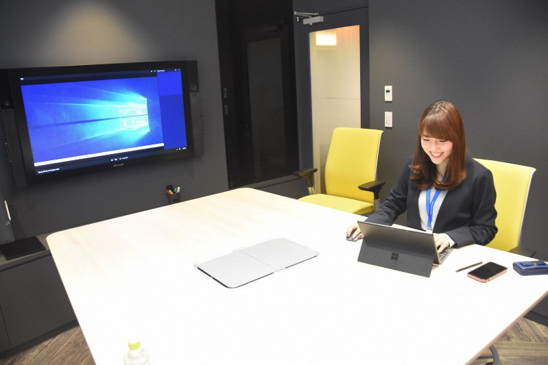 日本マイクロソフトの池上さくらさん。会社の定例会議で、同僚が会議室に全員そろうことはほとんどないという=東京都港区で2019年11月20日午後0時24分、宮崎稔樹撮影