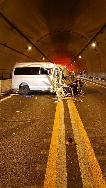 トンネル内で正面衝突 ワゴン車の2人死亡、トラック運転手ら搬送 徳島