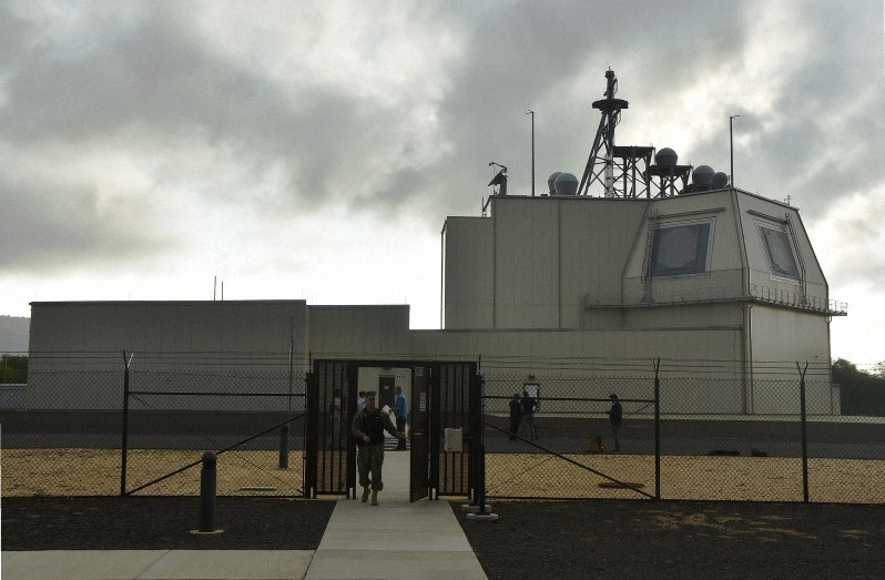 米ハワイ州カウアイ島にあるイージス・アショアの試験施設。建物右上部の壁にレーダーの平板アンテナが取り付けられ、上部に管制や通信用のアンテナがある=2018年1月10日、秋山信一撮影