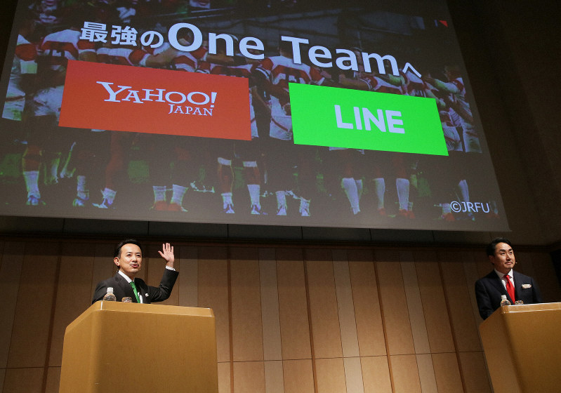 経営統合について、記者会見するZホールディングスの川辺健太郎社長(左)とLINEの出沢剛社長=東京都港区で2019年11月18日、吉田航太撮影