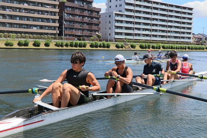 東京パラリンピック出場を目指す有安諒平選手(左端)=埼玉県戸田市の戸田漕艇場で、高橋秀明撮影