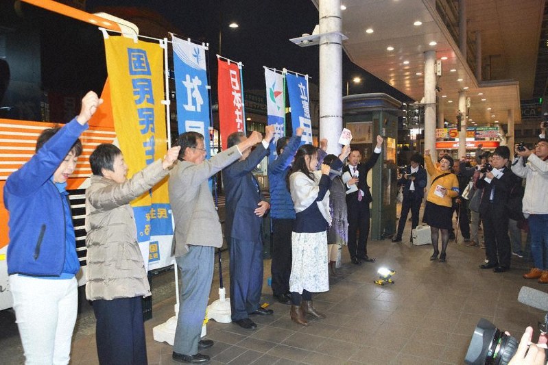 合同街宣で桜を見る会の疑惑の真相解明を訴える野党各党の愛媛県組織幹部ら=松山市湊町5の松山市駅前で、花澤葵撮影