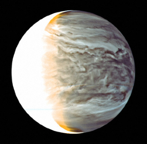 探査機「あかつき」が赤外線カメラで撮影した金星。表面の黒っぽい場所ほど雲が厚い=JAXA提供