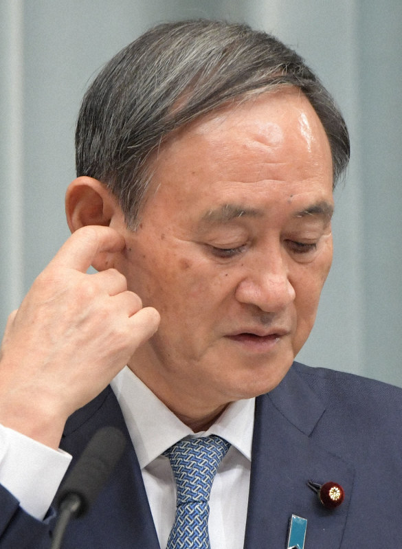 記者会見で安倍晋三首相主催の「桜を見る会」を巡る問題に関する質問に答える菅義偉官房長官=首相官邸で2019年12月12日、川田雅浩撮影