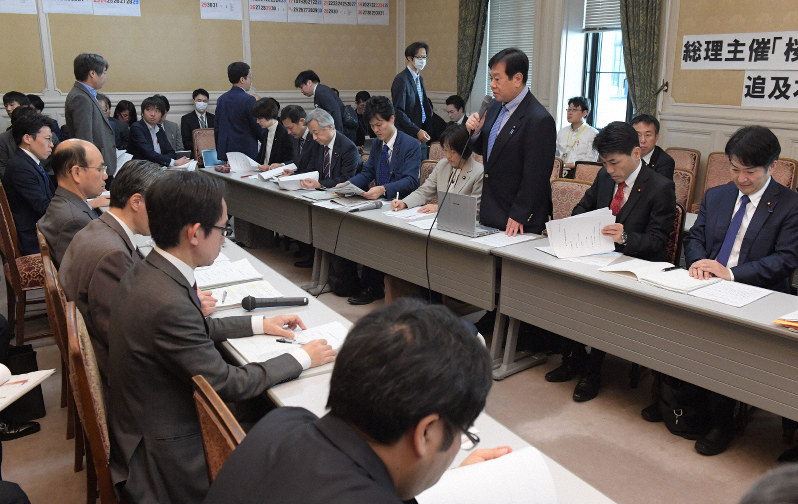 国会内で開かれた安倍晋三首相主催の「桜を見る会」を巡る問題の野党追及本部のヒアリング=2019年12月12日、川田雅浩撮影