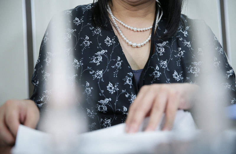 判決後に記者会見する原告の経済産業省職員=東京・霞が関の司法記者クラブで2019年12月12日午後6時14分、吉田航太撮影