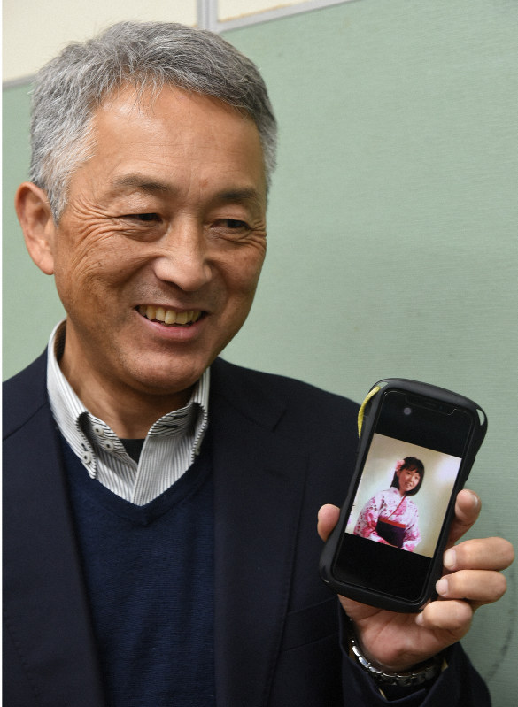 亡き真衣さんの写真を手に、笑顔を見せる鈴木典行さん=宮城県石巻市で2019年12月12日午後6時11分、百武信幸撮影