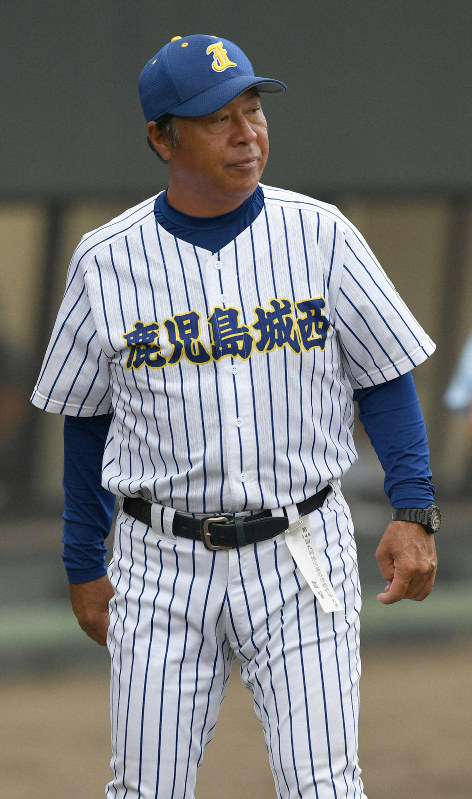 秋季九州地区高校野球大会で4強入りした鹿児島城西の佐々木誠監督=矢頭智剛撮影