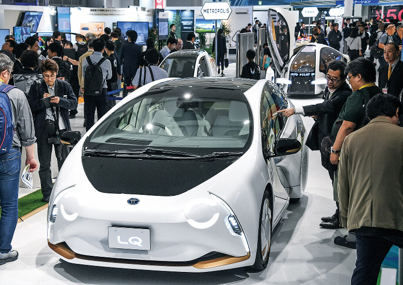 トヨタ自動車の自動運転電気自動車「LQ」。次世代自動車への投資競争が激化している(東京モーターショーで)