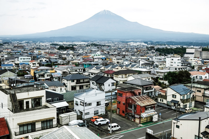 売上高が小さい免税事業者は生き残りが難しくなりそうだ（Bloomberg）