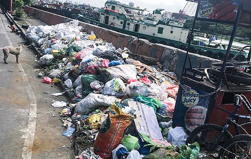 廃プラスチックごみであふれるマニラ市内(JETROマニラ事務所提供)