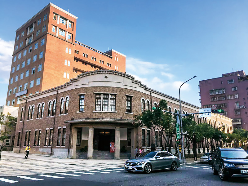 記念館はかつての警察署。左後方は現警察署(筆者撮影)