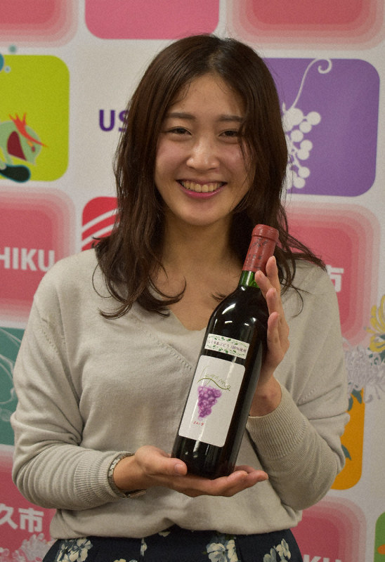 牛久市産ブドウを100%使った赤ワイン。15日から販売される=茨城県牛久市中央で