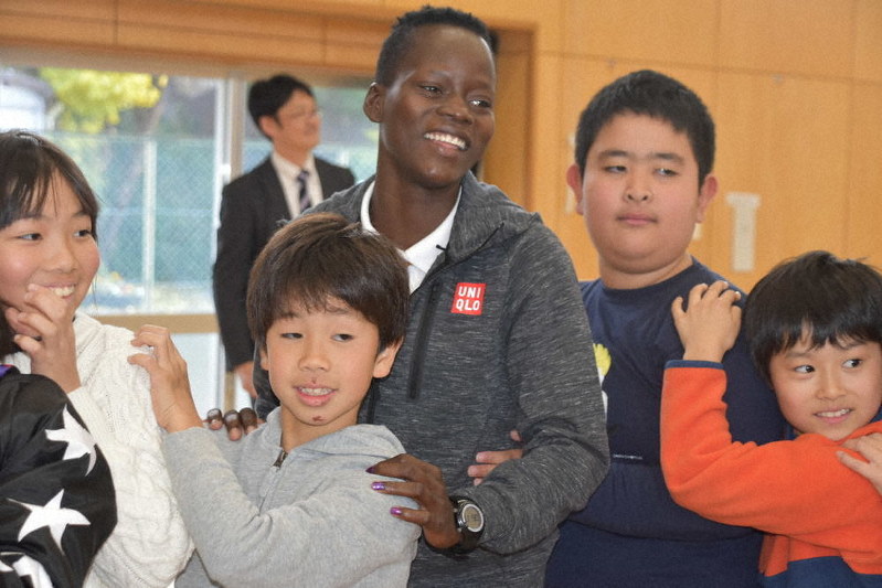 児童との交流を楽しむ南スーダン選手(中央)=前橋市昭和町1の敷島小で