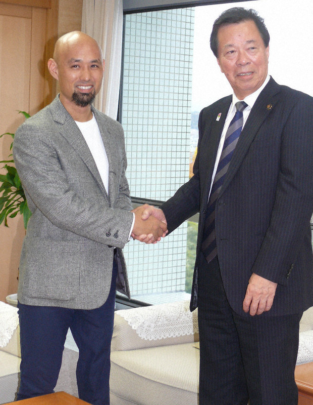 松井三郎市長(右)から激励を受ける山本篤選手=静岡県掛川市役所で