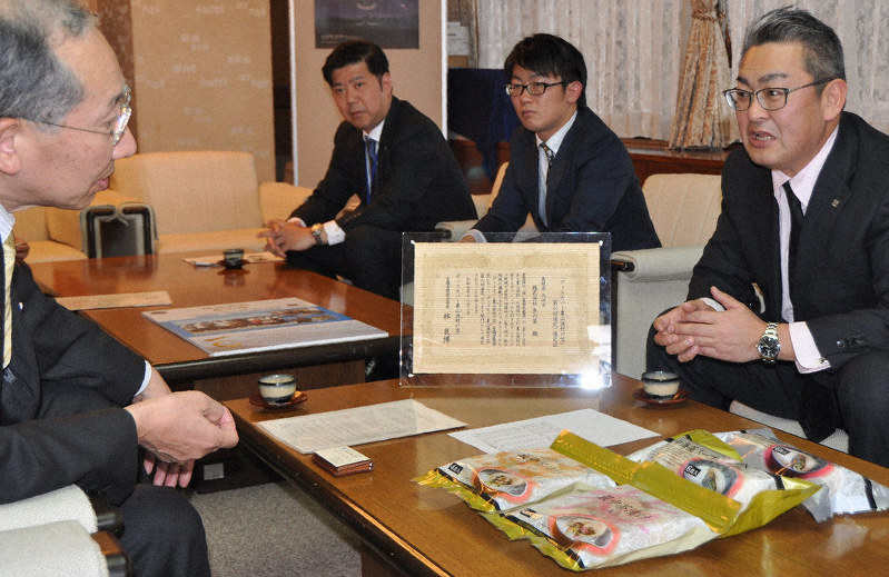 楫野弘和市長(左)を訪ねた中島勝徳社長(右)=大田市役所で、柴崎達矢撮影