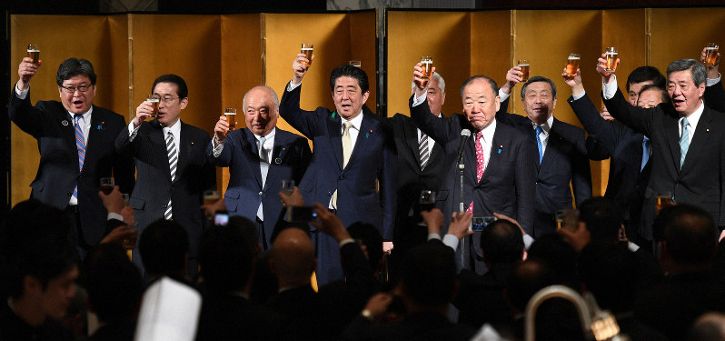 自民党の都道府県議会議員研修会の懇親会で乾杯する安倍晋三首相(中央)と岸田文雄政調会長(左から2人目)ら=東京都港区で2018年4月20日午後6時7分、丸山博撮影