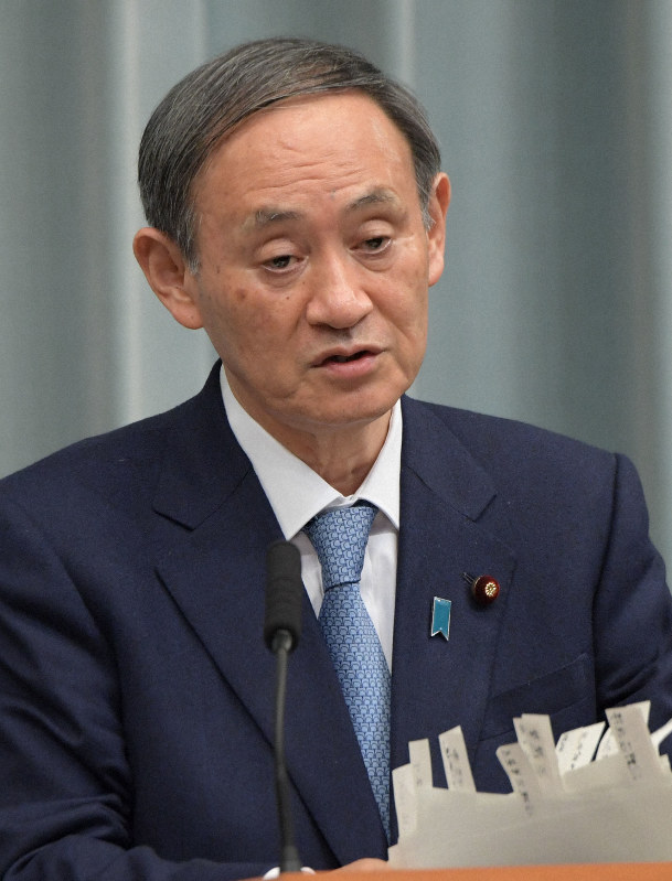 記者会見で質問に答える菅義偉官房長官=首相官邸で2019年12月13日午後6時8分、川田雅浩撮影