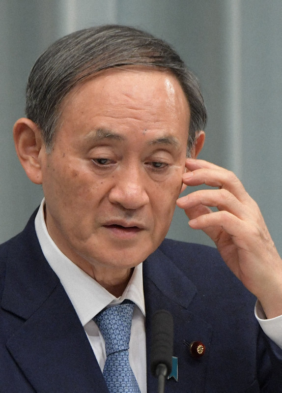 臨時閣議後の記者会見で安倍晋三首相主催の「桜を見る会」を巡る問題の質問を聞く菅義偉官房長官=首相官邸で2019年12月13日午後6時6分、川田雅浩撮影