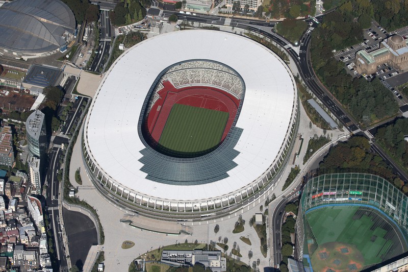 東京五輪の主会場となる新国立競技場(東京都新宿区)=2019年11月5日午後0時7分、本社ヘリから尾籠章裕撮影