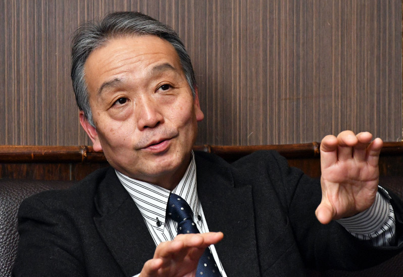インタビューに答える奥田知志・NPO法人「抱樸」理事長=東京都新宿区で2019年12月2日、根岸基弘撮影
