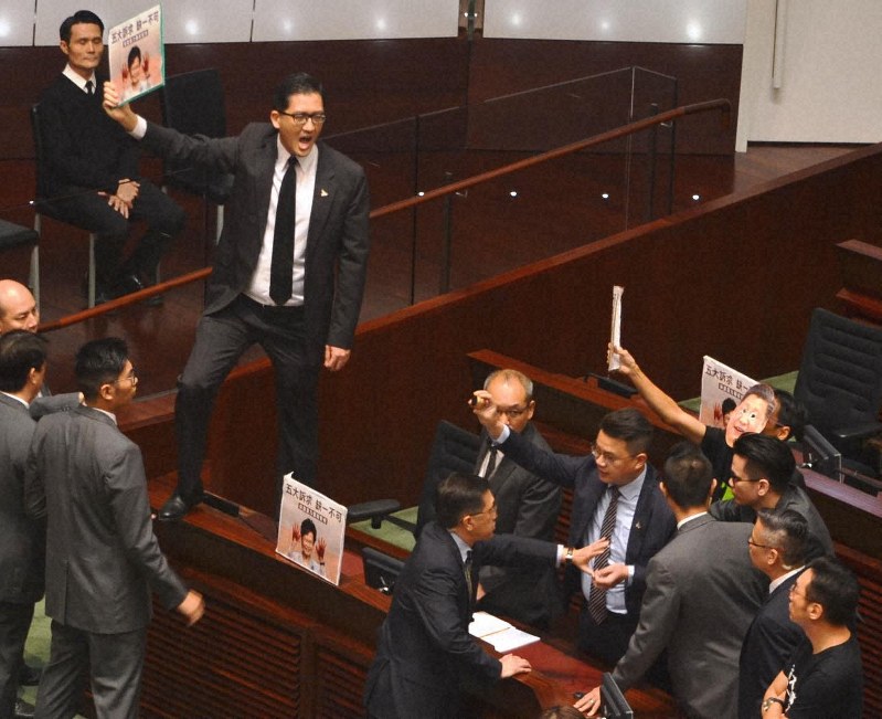香港の立法会では、少数派の民主派議員が激しい抵抗をする光景がよくみられる=香港立法会で2019年10月16日、福岡静哉撮影