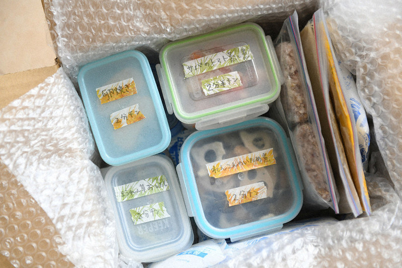 発送する時は、料理名と解凍時間が分かるようにして箱詰めする=内藤絵美撮影
