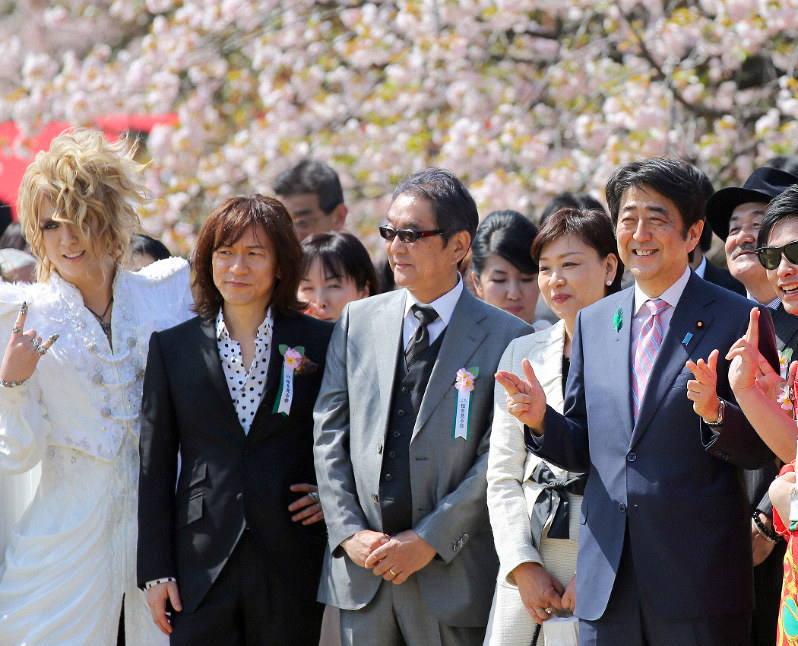 桜を見る会　平成30年4月21日　　安倍晋三　元総理　内閣総理大臣　桝とバッチ 桜を見る会 平成30年4月21日 安倍晋三 元総理 内閣総理大臣 桝と