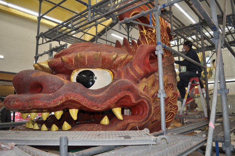 唐津くんち、輪島塗で修復 曳山の「鯱」31年ぶり 職人滞在「誇れるもの
