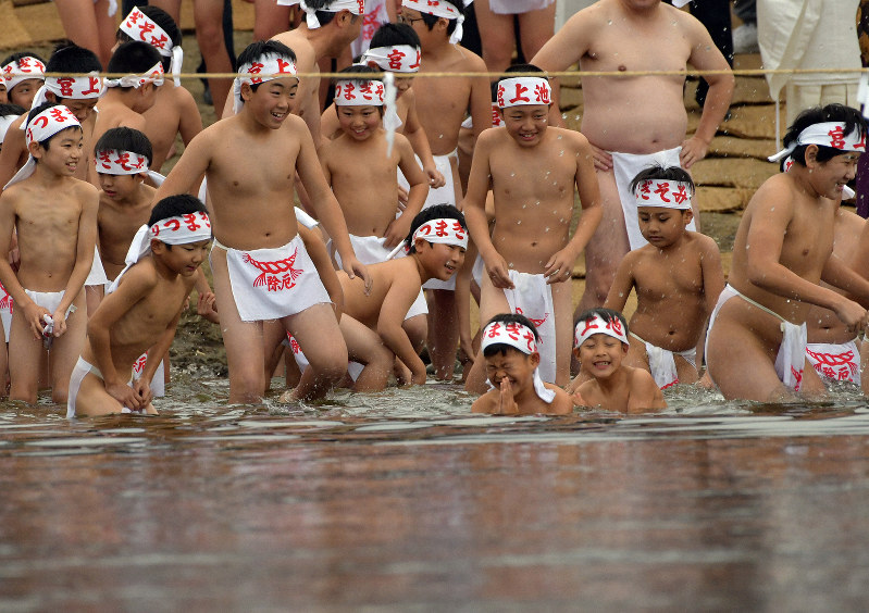 禊 冷たい水に、悲鳴も 岐阜・長良川でみそぎ祭 180人が無病息災を祈願