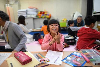 「Ｍｉｎａｍｉこども教室」で算数の宿題をするフィリピンにルーツを持つ女の子＝大阪市中央区で２０１９年１１月５日、久保玲撮影