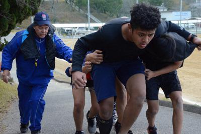 モールの練習に取り組む倉敷のラリー・ルーテル選手（手前）ら＝岡山県倉敷市で２０１９年１２月６日、長宗拓弥撮影