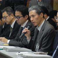 野党ヒアリングで議員からの質問に答える酒田元洋・内閣府官房総務課長（右から2人目）＝国会で2019年12月6日午後1時8分、江畑佳明撮影