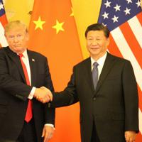 ドナルド・トランプ米大統領（左）と習近平・中国国家主席＝北京で2017年11月9日、高本耕太撮影