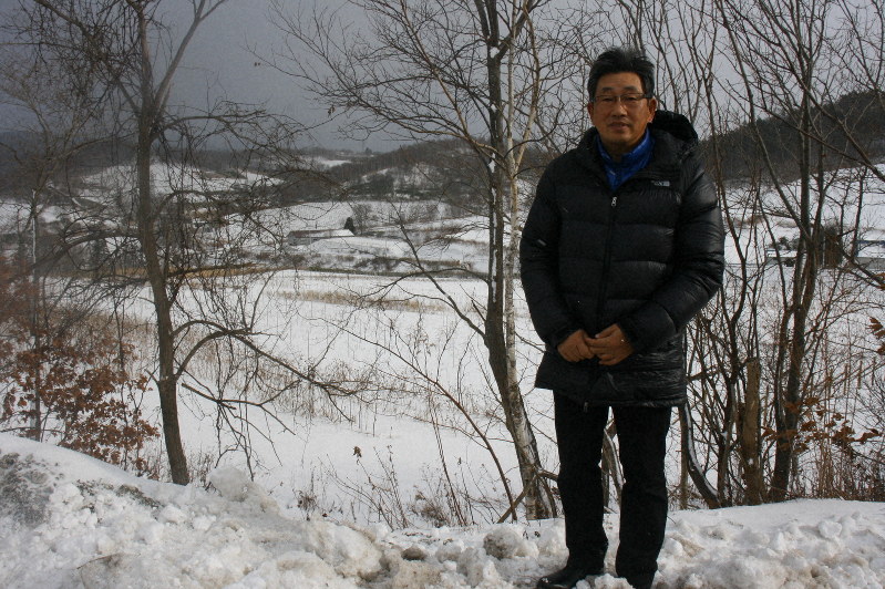 雪に覆われたぶどう畑を背景に、将来の夢を語る濱田さん=北海道三笠市達布で2019年12月13日、渡部宏人撮影