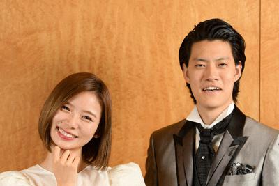 「サントリー１万人の第九」で合唱に挑戦する朝日奈央さん（左）とシラー「よろこびのうた」を朗読するお笑いコンビ「霜降り明星」の粗品さん＝大阪市中央区で２０１９年１２月１日、山田尚弘撮影