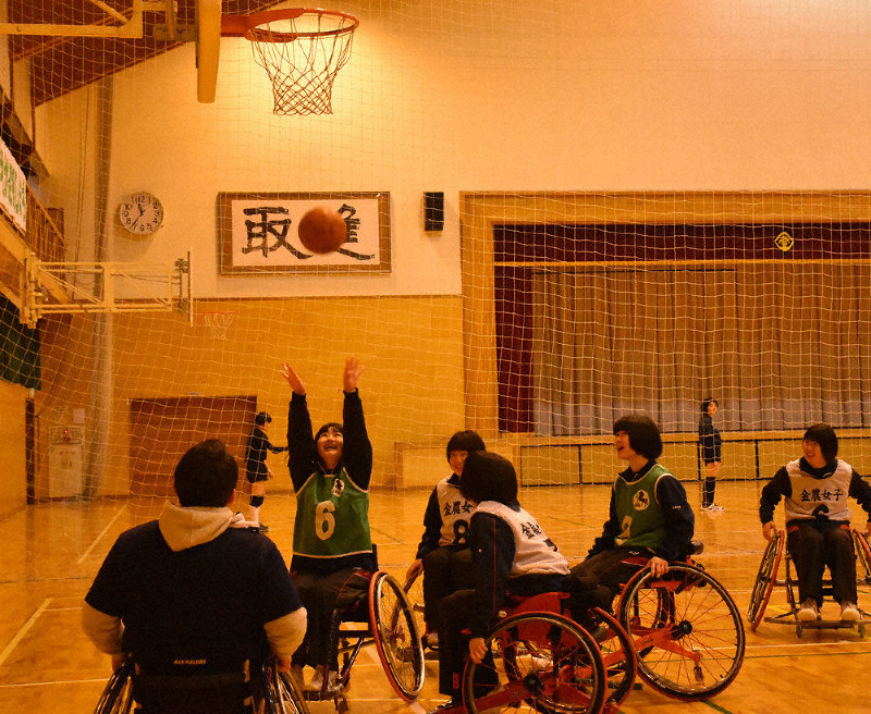 車椅子バスケ 難しい 金足農高生１８人が体験 秋田 毎日新聞