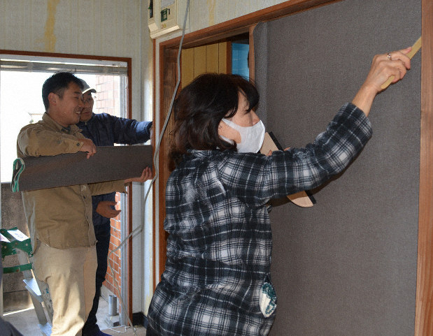 塗装やクロス張りに挑戦 空き家でｄｉｙ体験 久留米市 活用や流通支援で 福岡 毎日新聞