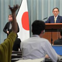 記者会見で質問に答える菅義偉官房長官＝首相官邸で2019年12月16日午前11時27分、川田雅浩撮影