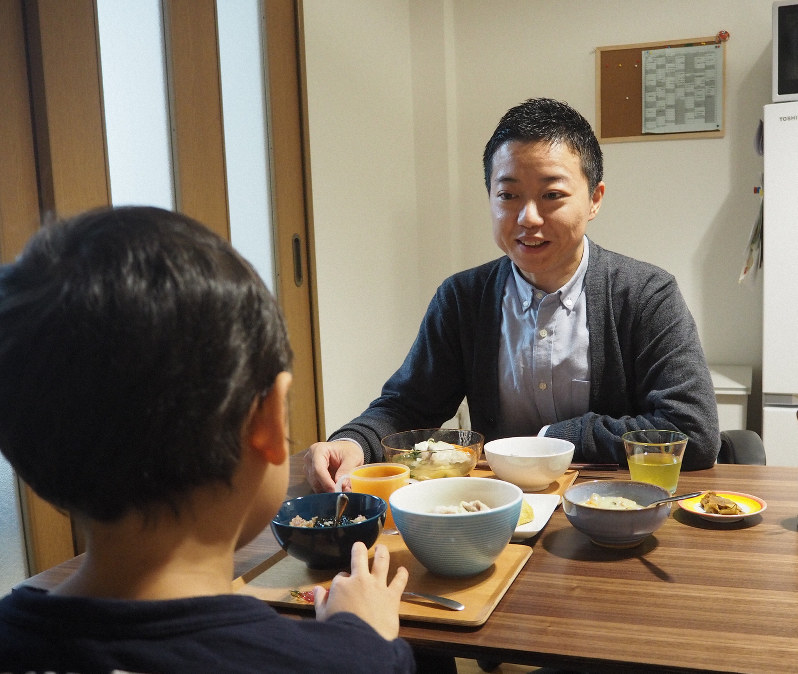 長男と食卓を囲むしげさん=東京都内で2019年12月5日、野村房代撮影