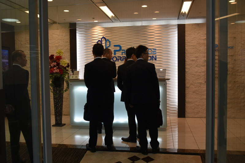 大手不動産会社「プレサンスコーポレーション」へ家宅捜索に入る大阪地検の係官ら=大阪市中央区で2019年10月30日午前9時28分、森口沙織撮影