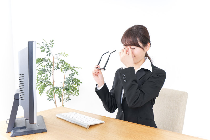 ドライアイに悩む女性