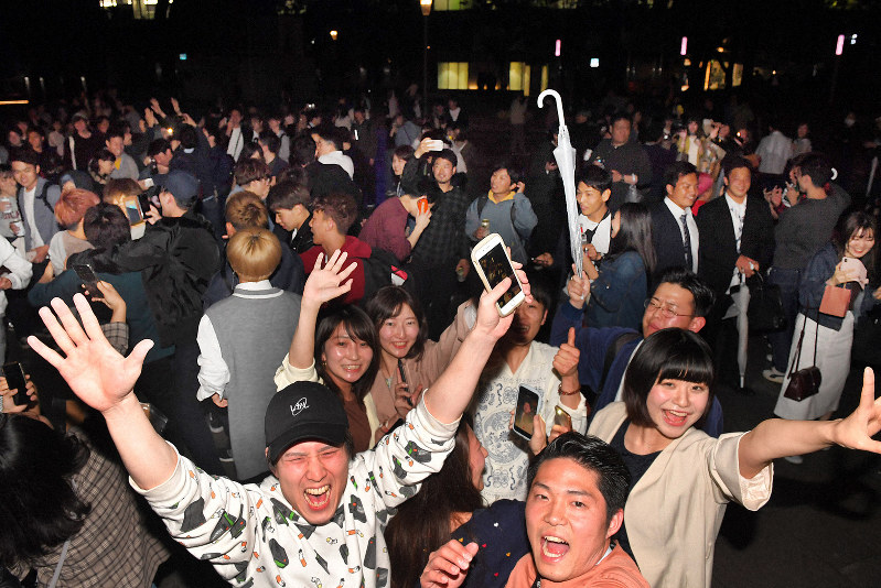 カウントダウンをして「令和」を迎え、喜び合う若者たち=福岡市中央区の警固公園で2019年5月1日午前0時、森園道子撮影