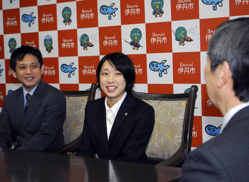 藤原保幸市長(右端)に五輪内定を報告する荒井祭里選手(中央)と父薫さん=兵庫県伊丹市千僧1の伊丹市役所で、近藤諭撮影