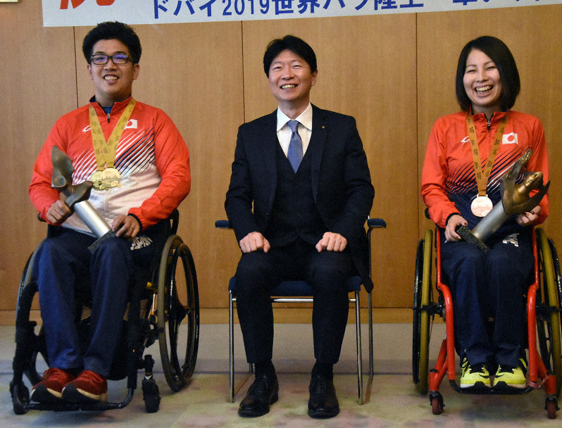 県スポーツ特別顕賞を受賞した佐藤友祈選手(左)と木山由加選手(右)=岡山市北区で、益川量平撮影